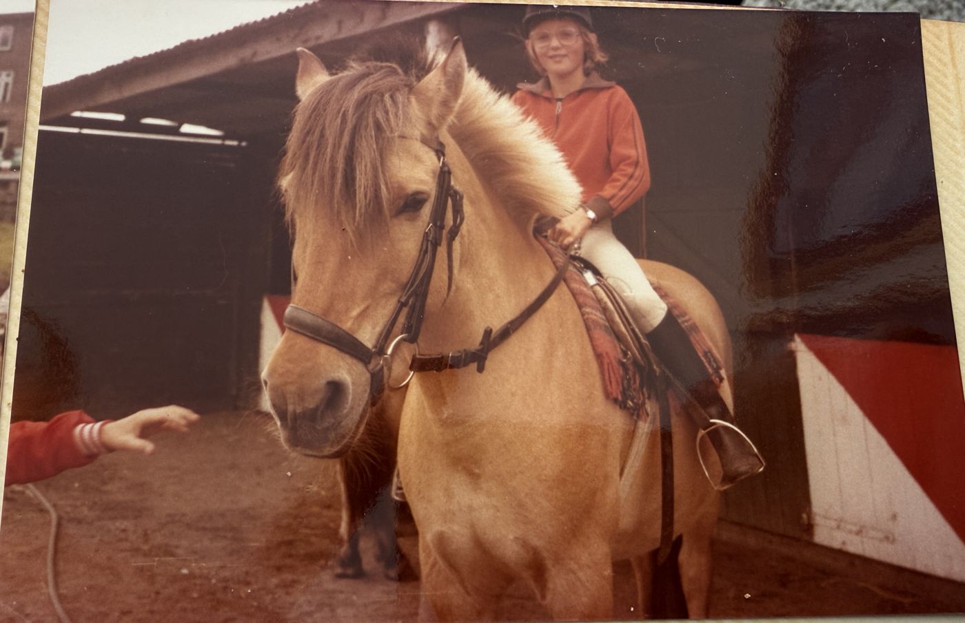 Ellen als meisje op Wodan, een fjordenpaard, bij de stal